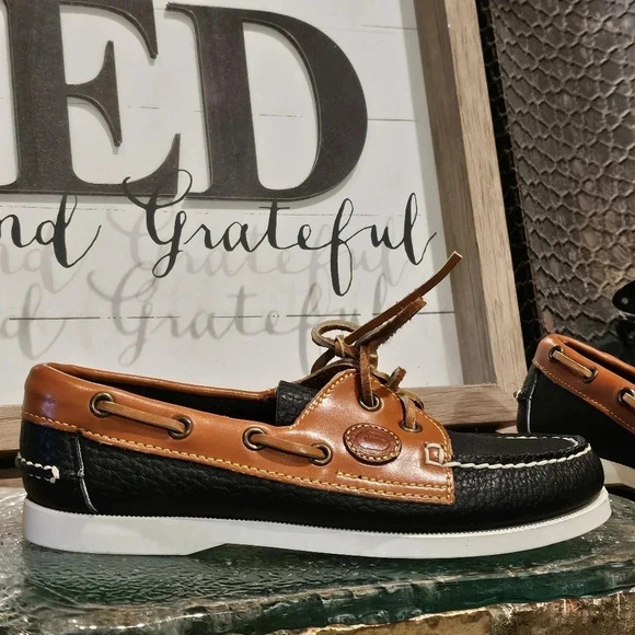 Dooney & Bourke Boat Shoes Wmns Sz 5.5 Black Tan Pebbled & Smooth Leather - Picture 1 of 9
